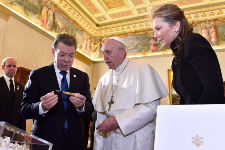 Presidente Santos regala al Papa el Balígrafo creado por McCann Colombia