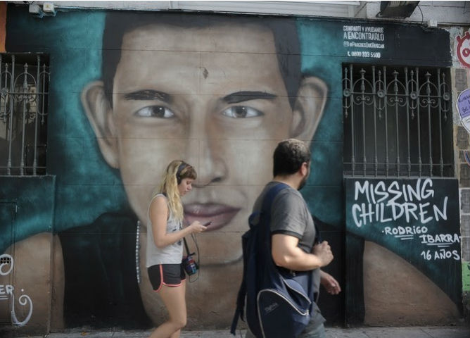 En Buenos Aires las paredes buscan niños perdidos