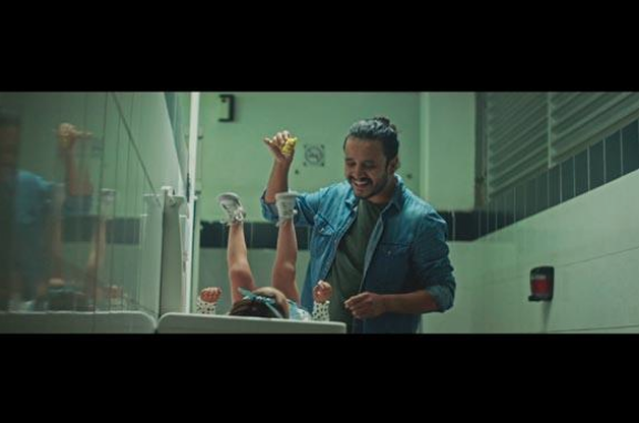 “Los papás que también son mamás“, lo nuevo de La Doblevida para Telcel