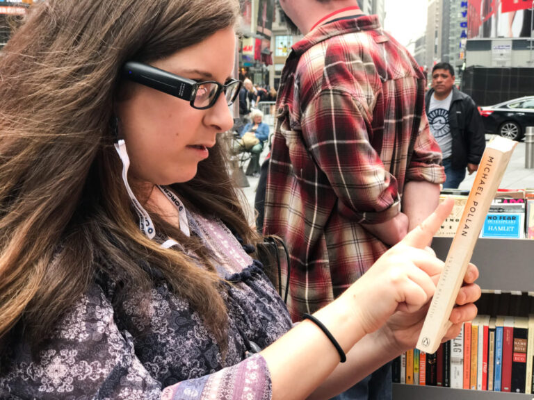 OrCam, un dispositivo innovador para que personas ciegas puedan leer en tiempo real