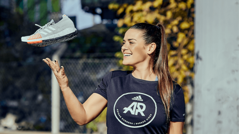 La zapatilla de Adidas dedicada a la mujer tiene nuevo color