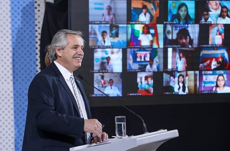 Las empresas de telecomunicaciones se oponen al decreto del presidente argentino