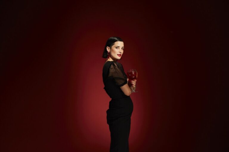 La nueva campaña de Campari que alimenta la llama de la “Red Passion”