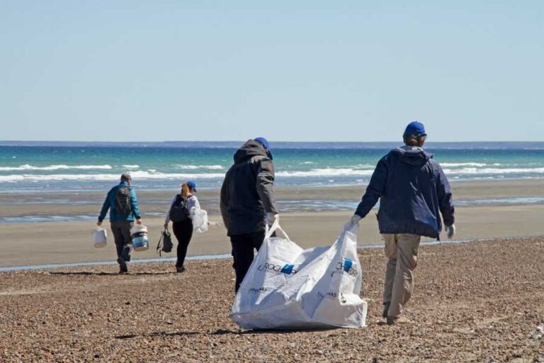 La Roche-Posay Argentina participó de una limpieza costera para cuidar la salud del planeta