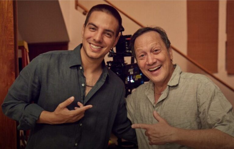 Rob Schneider dirigirá y protagonizará su primera película en español para Paramount+