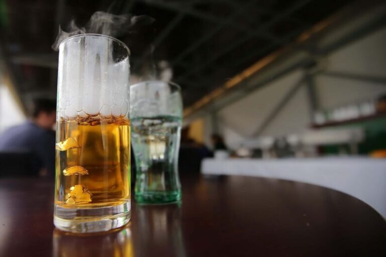Los argentinos piden más cerveza que vino por delivery, y Rappi revela cuál es su favorita