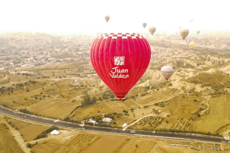 Juan Valdez llega al colorido cielo de los mil y un globos en Capadocia, Turquía