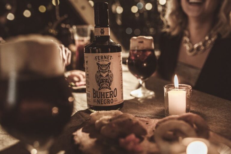 Argentina: “Buhero Negro”, la nueva mirada que sobrevuela el mundo del fernet